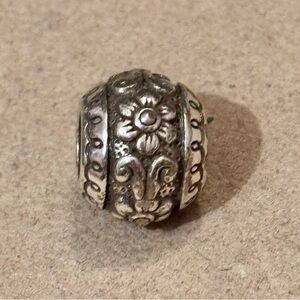 🆕Listing 🆕 Brighton Victoria Flower bead Matte silver Raised design NWOT Retired